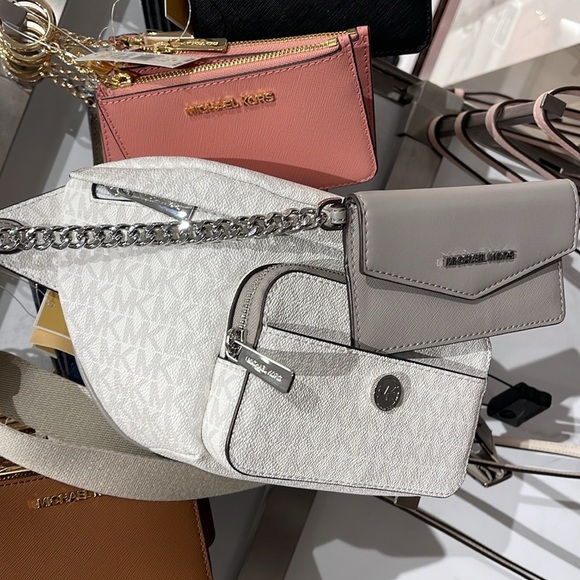 MICHAEL KORS
Maisie Large Logo 2-in-1 Sling Pack
Optic White/Silver
NWT - Picture 5 of 16